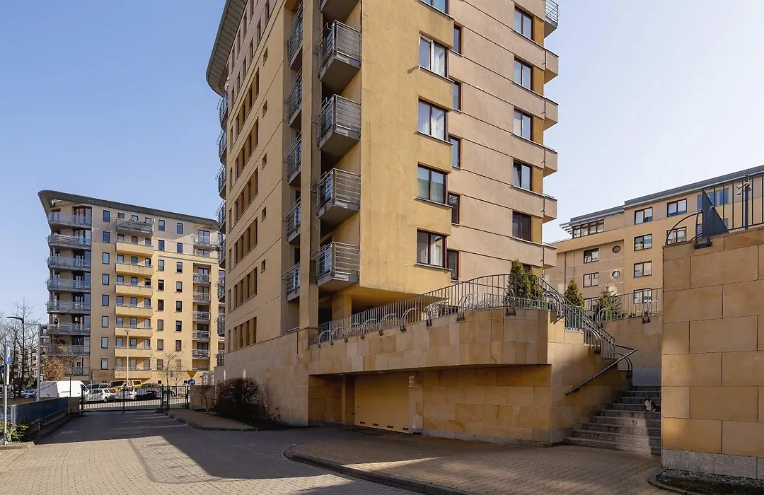 Przestronny i Przytulny Apartament w Krakowie z Parkingiem i Balkonem by Noclegi Renters-1