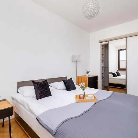 Przestronny i Przytulny Apartament w Krakowie z Parkingiem i Balkonem by Noclegi Renters-2